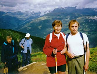 En grupp synskadade vandrar i bergen